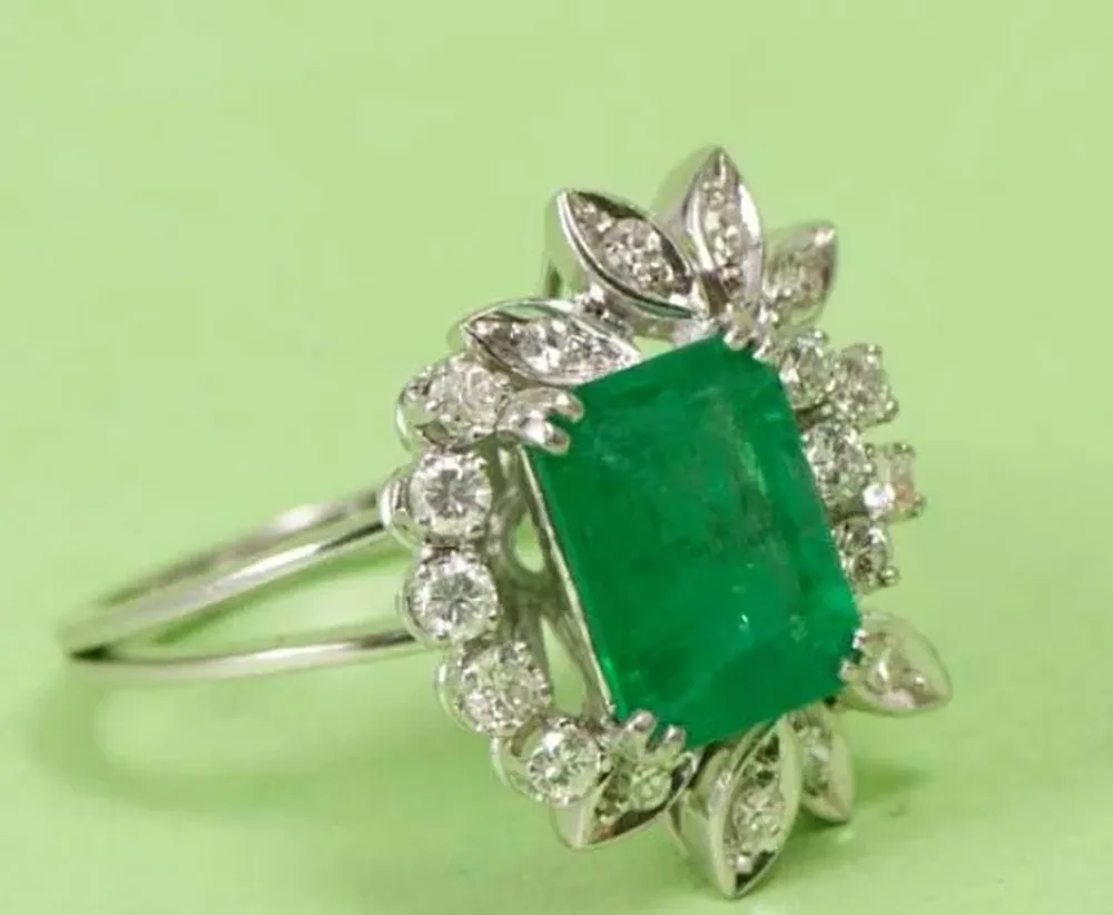 Anillo de oro de 18 quilates con esmeraldas y brillantes.