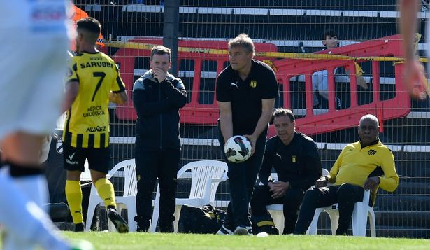 Diego Aguirre, técnico de Peñarol, ante Danubio en Jardines del Hipódromo