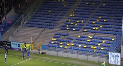 Kevin Kis y sus compañeros celebran el gol, pero no hay hinchas en la tribuna
