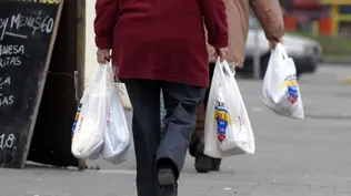 Salto empieza a cobrar las bolsas plásticas, el primer departamento en hacerlo