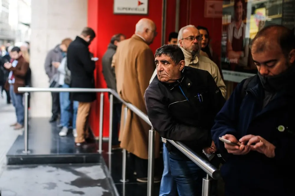 Los bancos argentinos abrieron con largas colas este lunes.