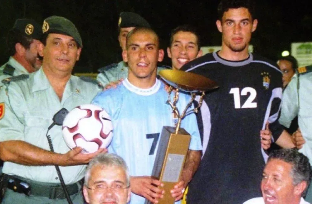 Maximiliano Pereira con el trofeo de LAlcudia ganado por Uruguay en 2003