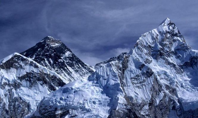 Los esfuerzos para rescatar a 1.000 personas que quedaron atrapadas en las laderas del Monte Everest