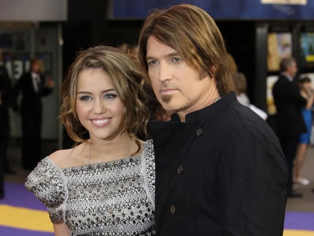 La cantante y actriz Miley Cyrus y su padre, el músico Billy Ray Cyrus, llegan al estreno de Hannah Montana, en Londres. 2009.