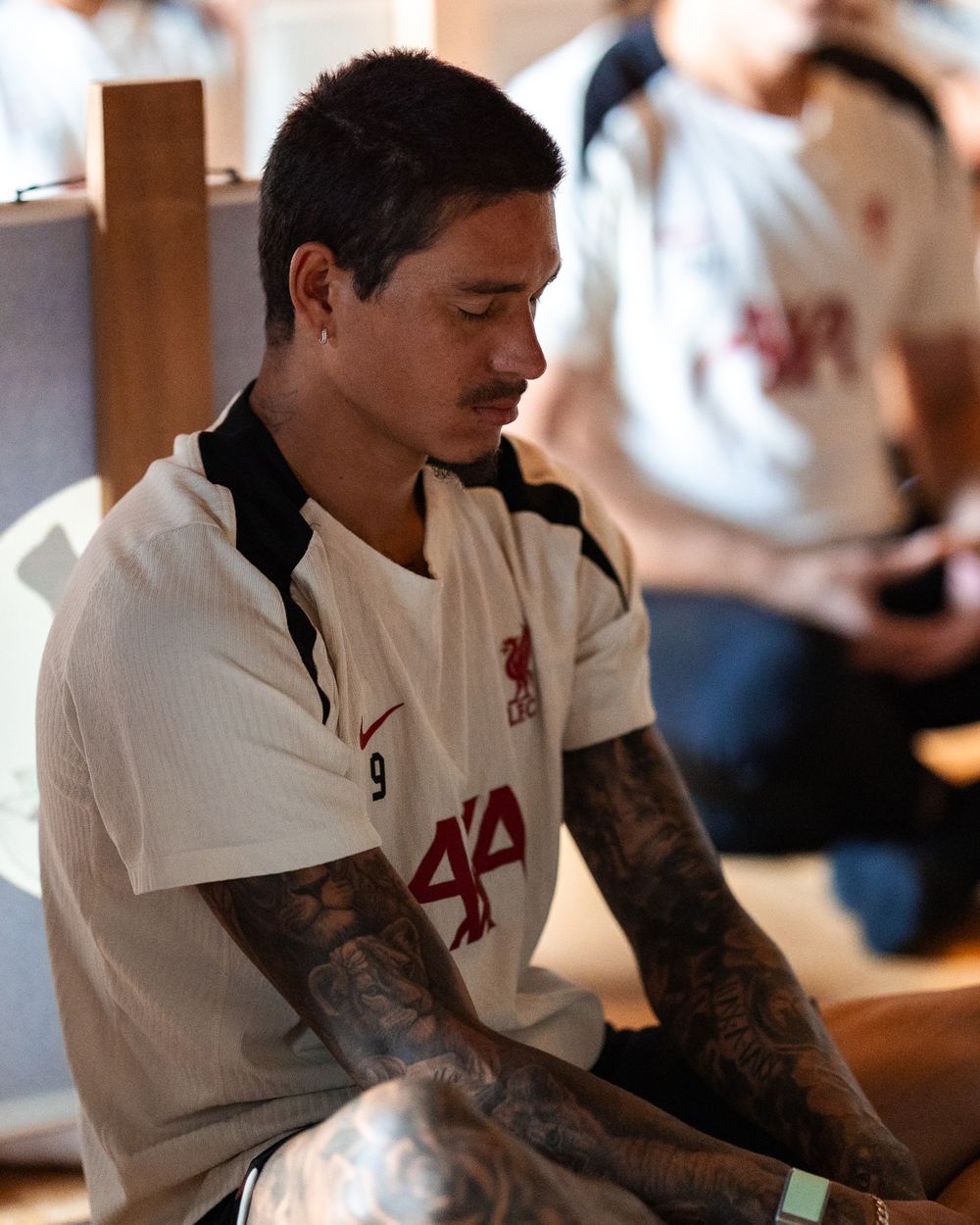 La meditación de Darwin Núñez en un templo de Tokio La meditación de Darwin Núñez en un templo de Tokio