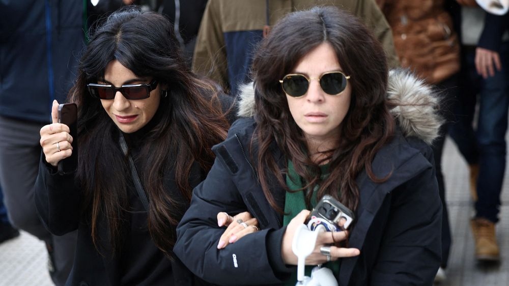 Gianinna y Dalma, hijas de Diego Maradona, llegaron al tribunal para conocer la decisión sobre el juicio.