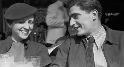 Gerda Pohorylle y Andre Friedmann, o lo que es lo mismo, Gerda Taro y Robert Capa, en París en 1936.