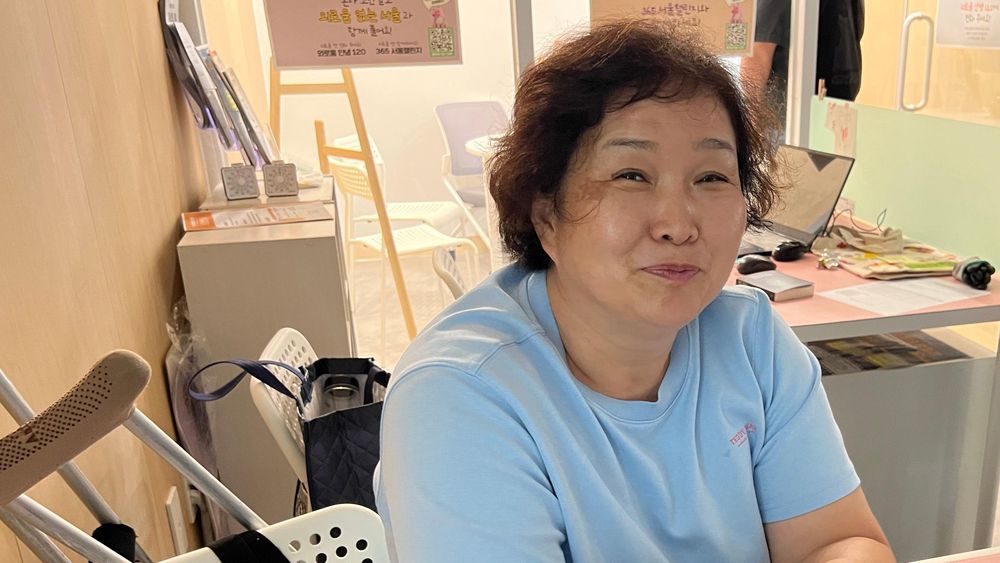 Lee In-sook trabaja como consejera en la tienda de conveniencia.