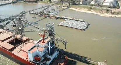 La mayoría de la soja que exporta el país sale a través del puerto de Nueva Palmira.