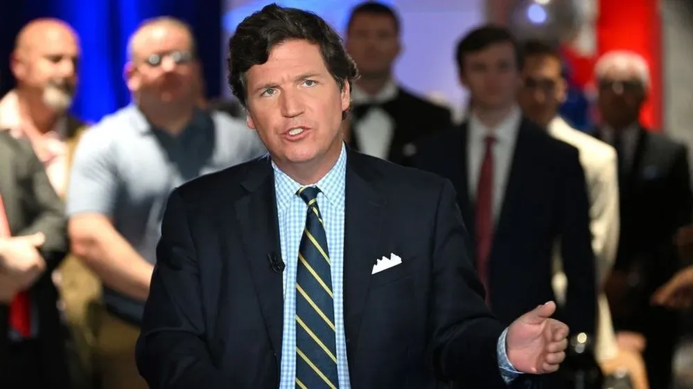 Sus críticos acusan a Carlson de apoyar ideas racistas y de propagar desinformaciones durante su programa