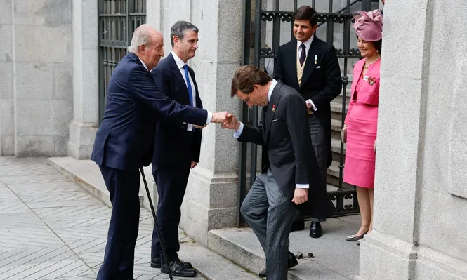 El alcalde de Madrid, José Luis Martínez-Almeida (d), saluda al rey emérito Juan Carlos I este sábado a las puertas de la iglesia de San Francisco de Borja de Madrid antes de contraer matrimonio con Teresa Urquijo.
