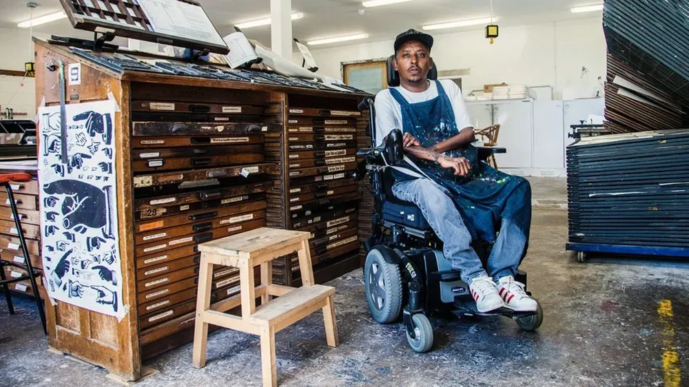 Christopher Samuel pasó tres meses en una habitación de hotel donde ni siquiera podía dormir en el cama.