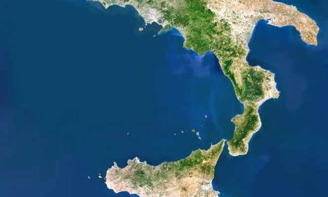 La Italia continental y la isla de Sicilia están separadas por el angosto estrecho de Mesina, sobre el cual se construirá el puente.