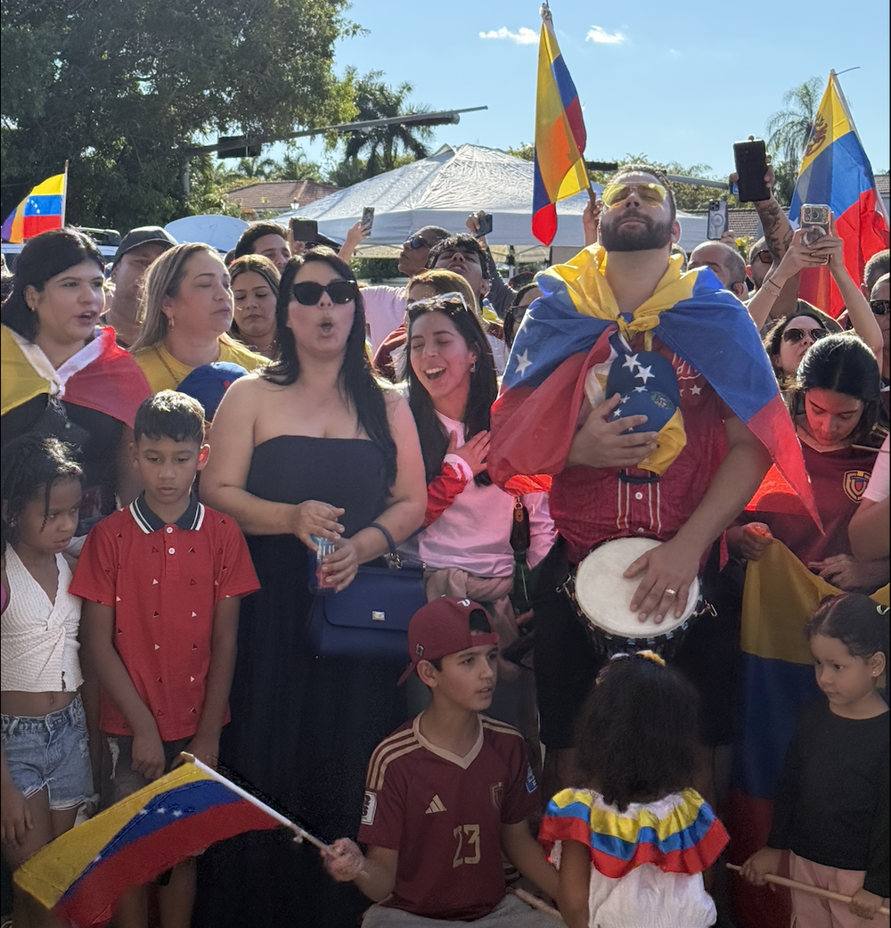 Doral se tiñó de rojo, azul y amarillo, con banderas y carteles.