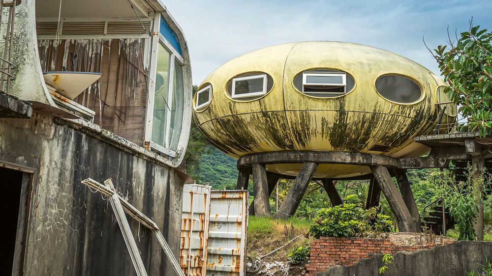 Estas casas abandonadas en una playa recóndita de Asia es uno de los lugares que incluye el libro que sigue a la fotógrafa Ikumi Nakamura