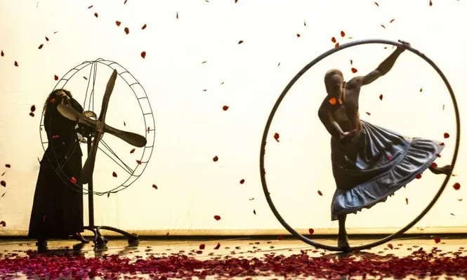 David Menes sobre la Rueda Cyr, en una de las escenas más bellas de la obra