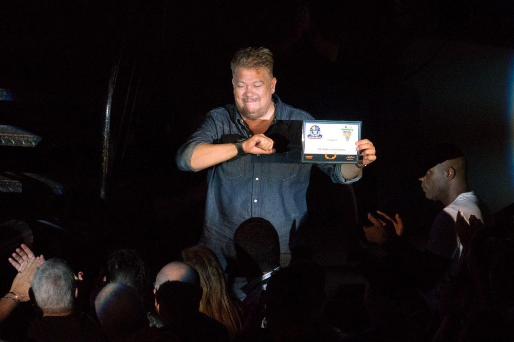 Teatro de Verano: Social Club le entregó un diploma al Fata Delgado por entender que el artista tiene el récord Guinness a la persona que más hizo feliz al Uruguay.