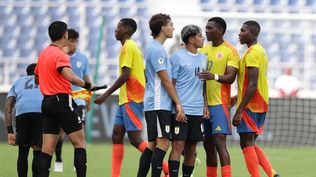 Jugadores de Uruguay discuten con jugadores de Colombia en el Campeonato Sudamericano sub 20