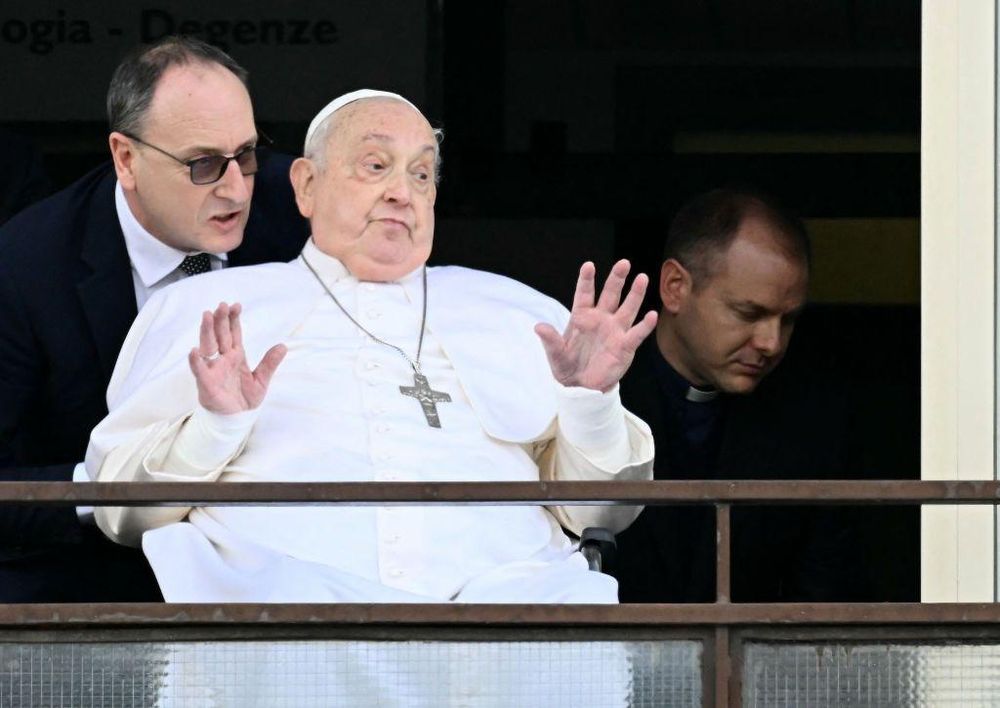 El papa Francisco saludó desde un balcón del hospital de Gemelli, donde pasó cerca de un mes por problemas respiratorios.