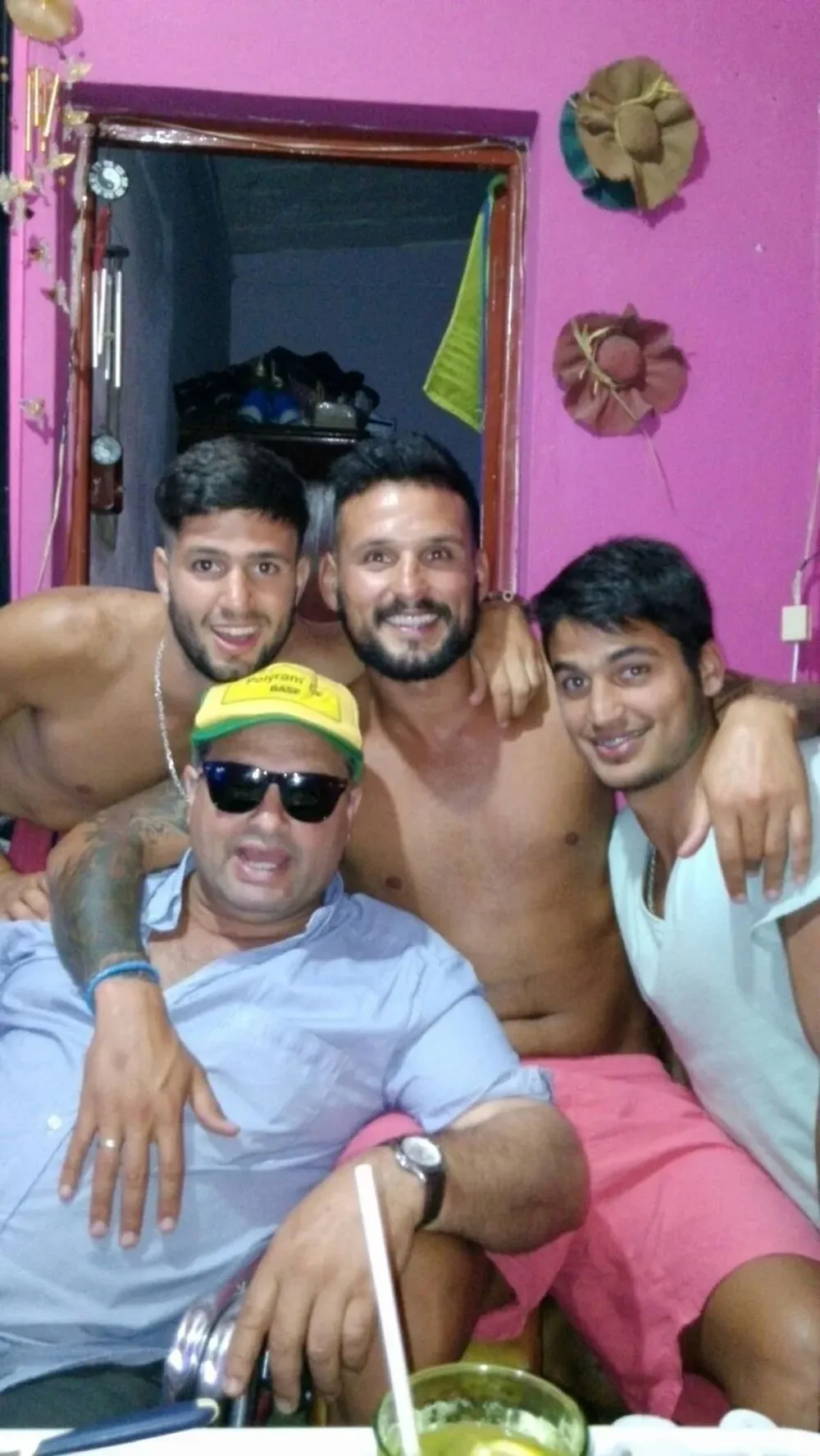 Cristian Malán, arriba a la izquierda, con sus dos hermanos y su padre