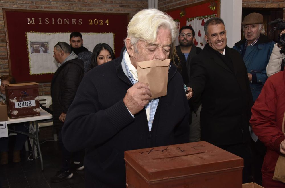 Luis Alberto Lacalle votando en el colegio La Mennais