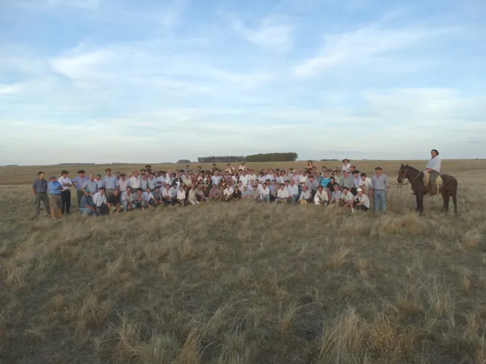 Quienes participaron de la gira posaron para la foto grupal en La Mariscala