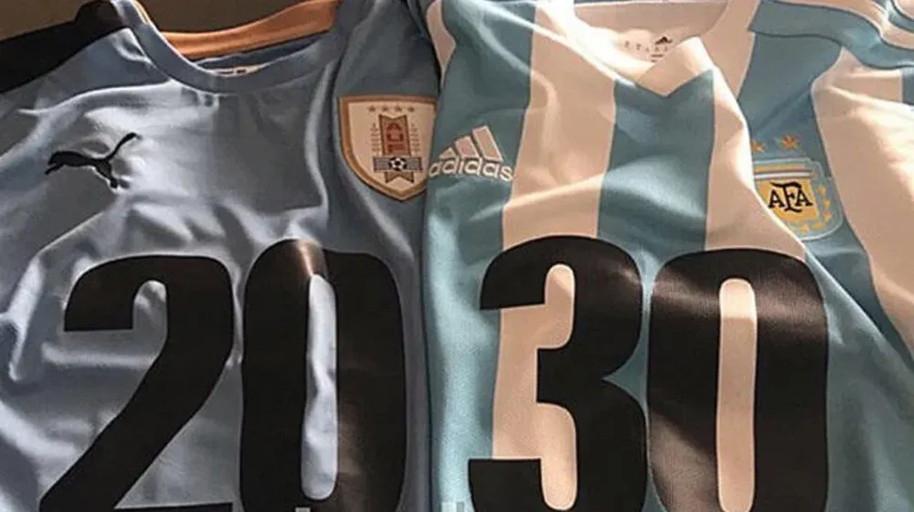 Las camisetas con las que posaron Suárez y Messi durante el último Uruguay-Argentina