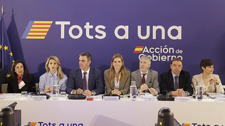 Pedro Sánchez, junto a las vicepresidentas y varios ministros, en Valencia