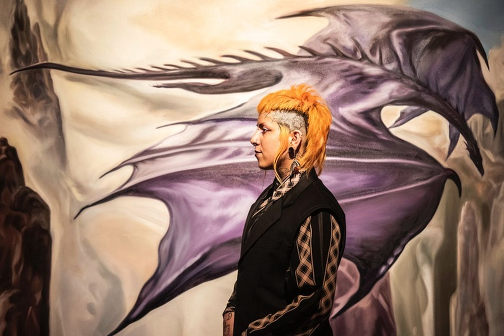 Carrie Bencardin junto a su obra. Foto: Sebastián Freire