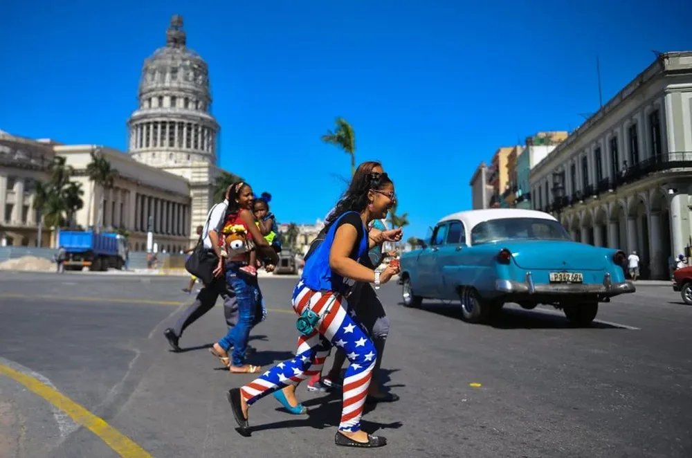 Los cubanos viven de modo particular el acercamiento de su país con Estados Unidos