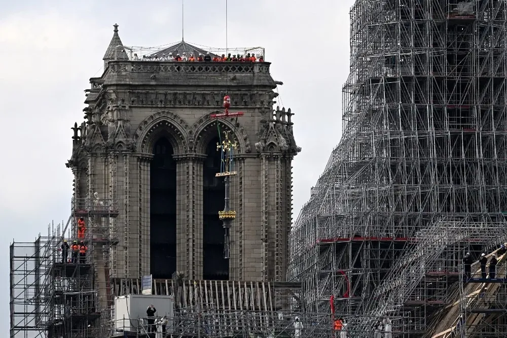 La colocación se produjo dos días antes de que el presidente Emmanuel Macron visite la catedral.