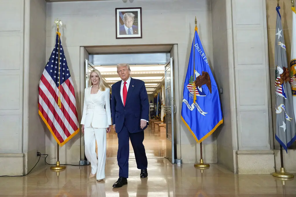 Donald Trump y Pam Bondi en el Departamento de Justicia de EEUU donde cuelga una foto del presidente republicano, este viernes.