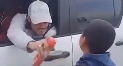 Edinson Cavani y el repelente para mosquitos que le aplicó a un niño
