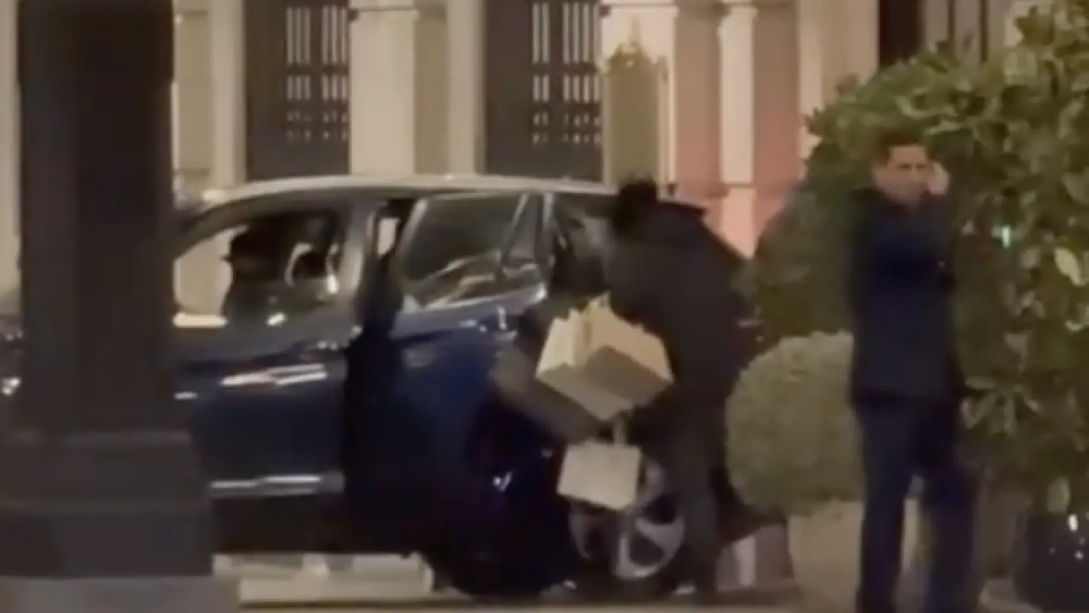 Los ladrones salen de la tienda de Dior con un millonario botín.