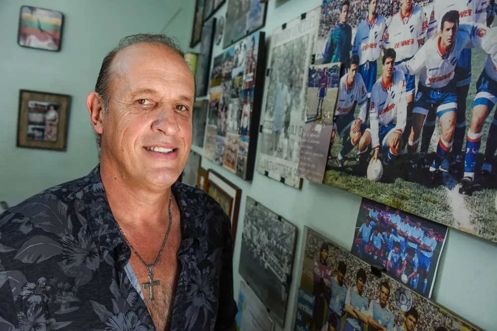 Junto a un cuadro de Nacional