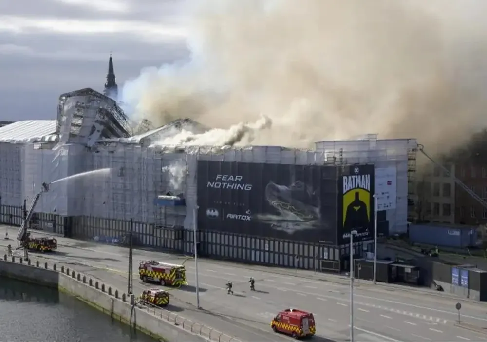 Incendio en el antiguo edificio de la Bolsa en Copenhague