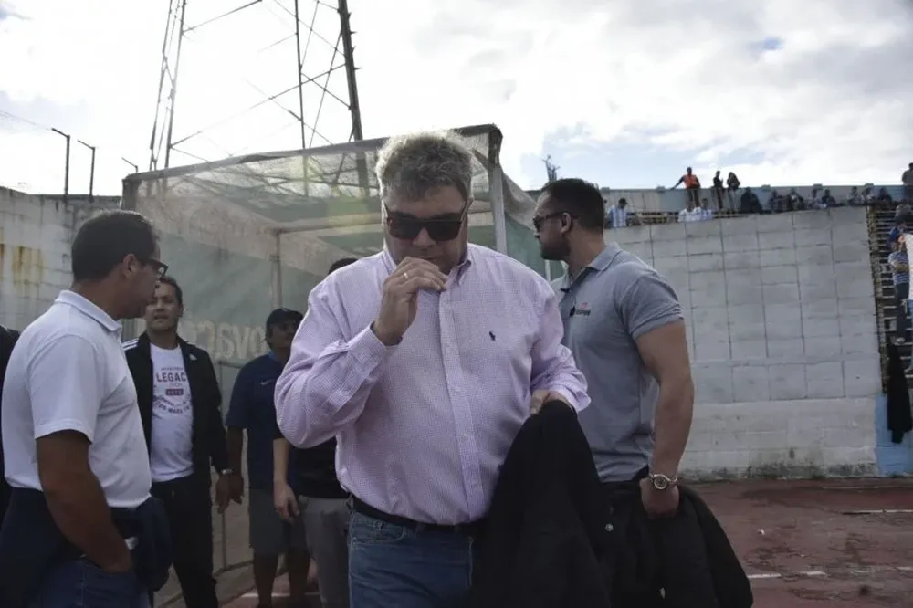 Luis Ronco López ingresando a la cancha del Tróccoli