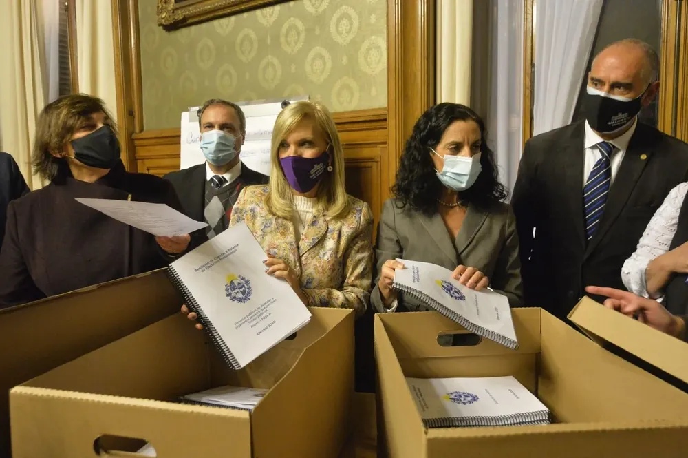 La vicepresidenta Beatriz Arguimón y la ministra de Economía y Finanzas Azucena Arbeleche.