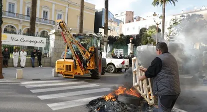 Los agricultores franceses mantienen este martes el bloqueo de varias autopistas de acceso a París.