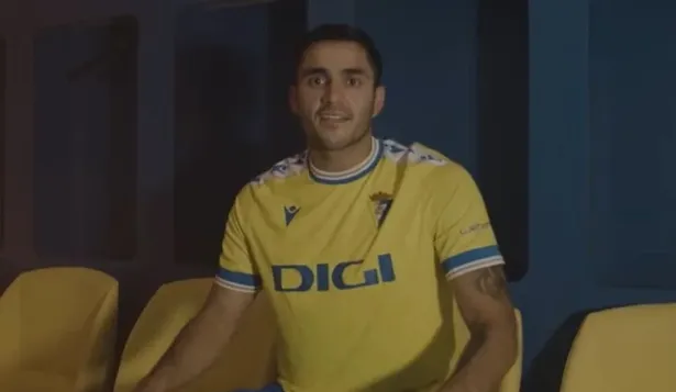 Maxi Gómez con la camiseta de Cádiz de España