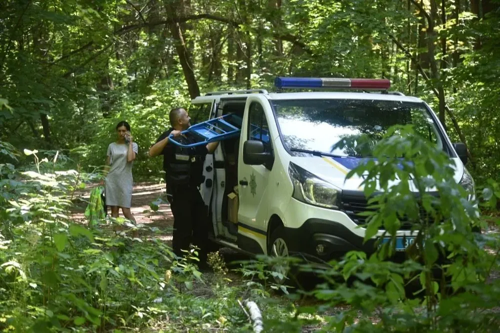 Expertos policiales abandonan el lugar donde Vitaly Shishov, el jefe de la ONG Belarusian House en Ucrania, fue encontrado ahorcado en un parque