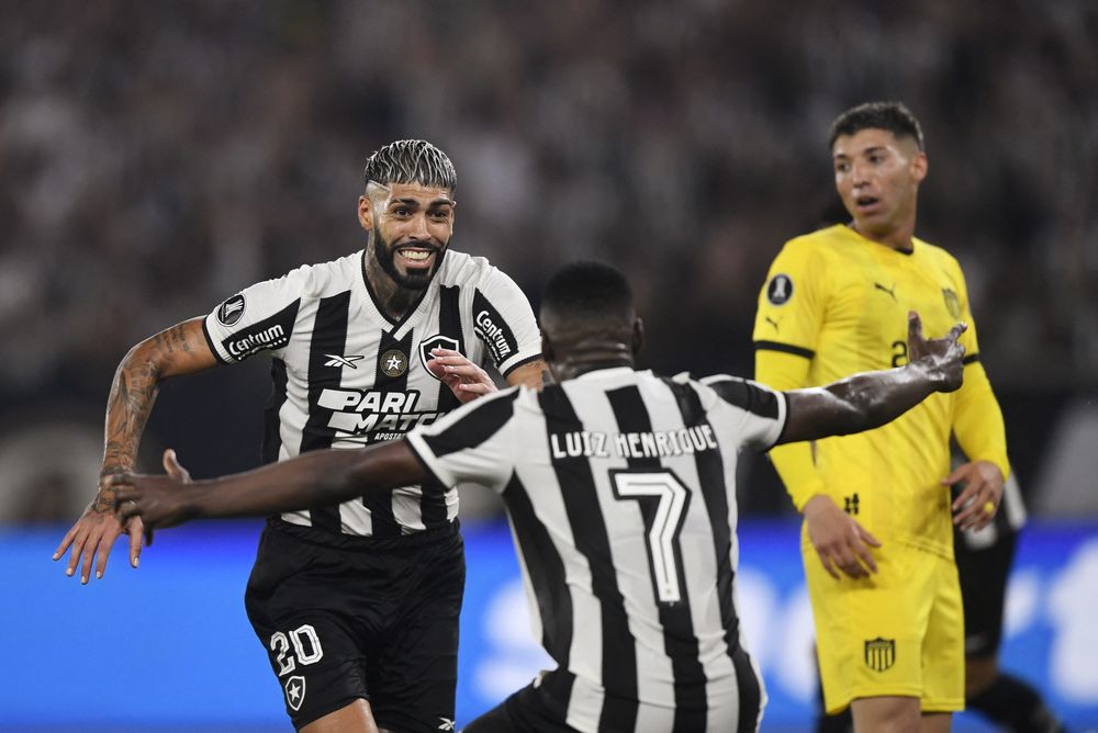 Alexander Barboza de Botafogo celebra su gol ante Damián García de Peñarol