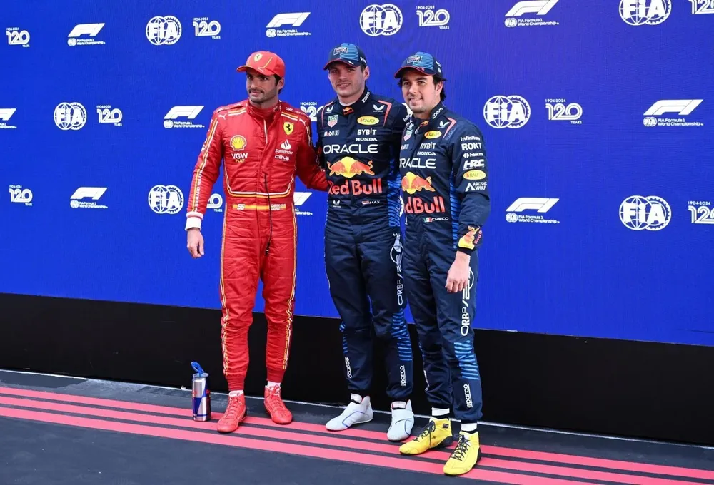 Carlos Sainz de Ferrari y los pilotos de Red Bull Racing Max Verstappen y Sergio Pérez posan para fotografías después de la sesión de clasificación en el Gran Premio de Australia 2024 en el circuito Albert Park en Melbourne