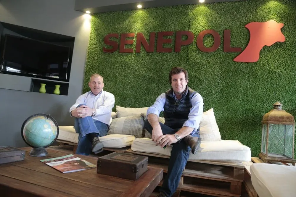 Álvaro Simeone y Miguel Vigano en el stand de la raza Senepol en la Rural del Prado.