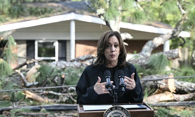 Harris habla en Augusta frente a una casa dañada por la caída de un árbol