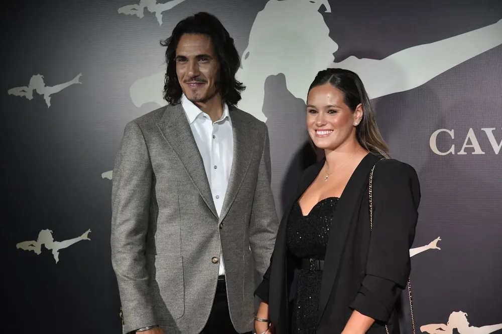 Edinson Cavani y Jocelyn Burgardt durante la presentación