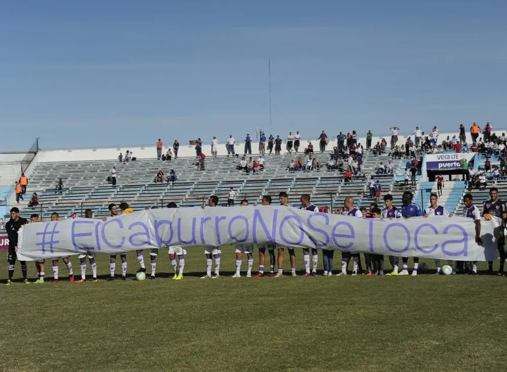 Los jugadores de Fénix ingresaron con una pancarta en la que reclaman que el Parque Capurro debe mantenerse
