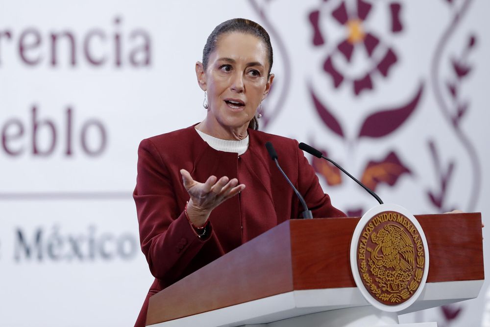 México, molesto con decisión de EEUU: la presidenta, Claudia Sheinbaum, habla durante una rueda de prensa este lunes, en el Palacio Nacional, en Ciudad de México.
