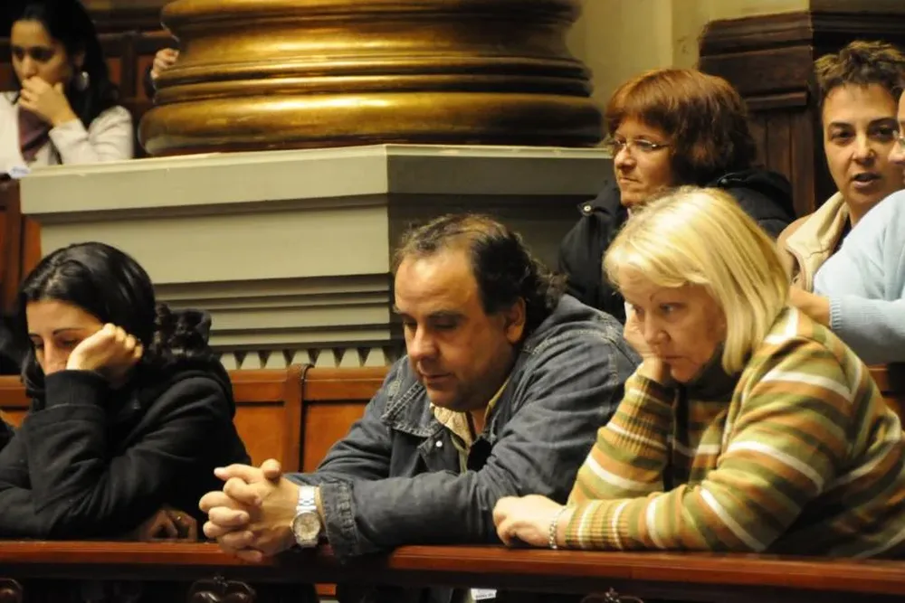 El dirigente Joselo López observa la discusión desde las barras