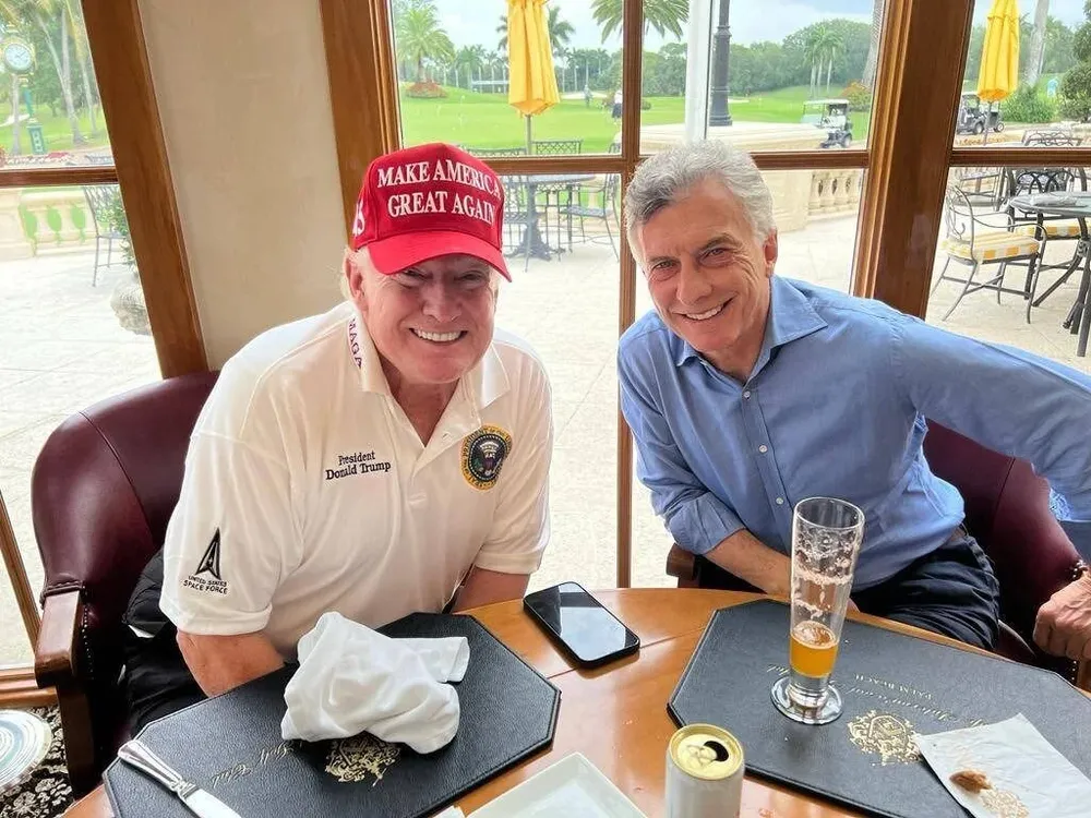 Los expresidentes Donald Trump y Mauricio Macri comparten un almuerzo en Miami, EEUU